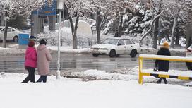 Люди идут по улице зимой