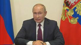 Владимир Путин за столом