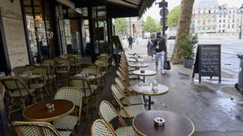 Пустое кафе в Париже