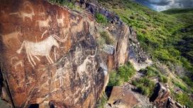 Древние рисунки и надписи на скалах