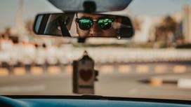 Водитель за рулем авто