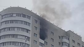 Дым идет из окна многоэтажки