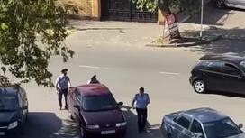 Полицейские толкают машину в Павлодаре
