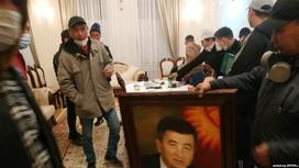 Наразылар Қырғызстан президенті Сооронбай Жээнбековтің кабинетінде тұр. 5 қазан 2020 жыл.