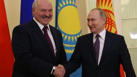 Александр Лукашенко и Владимир Путин жмут друг другу руки