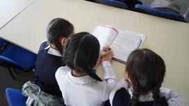 Школьники читают книгу