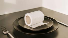 Туалетная бумага на тарелке