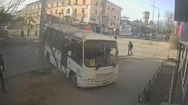 Автобус врезался в здание в Актобе