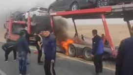 Машина горит на дороге