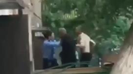 Мужчина нападает на полицейского в Павлодаре