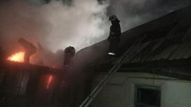 Пожарные на крыше горящего дома