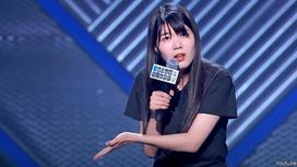 Китайская комедиантка Ян Ли выступает на сцене