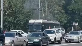 Дымящийся троллейбус в Алматы