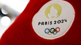 Логотип Олимпиады 2024 на шарфе