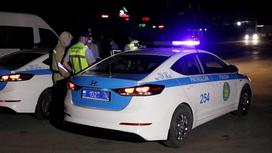 Полицейские автомобили на дороге Полицейские автомобили на дороге