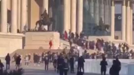 Протестующие у Дворца правительства