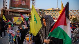 Женщина с флагами Палестины и группировки "Хезболла"