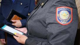 Сотрудники полиции вносят данные в планшет