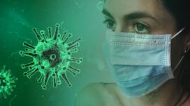 Девушка в маске смотрит на изображение вируса
