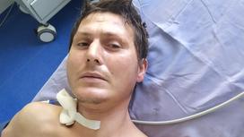 Мужчина с амнезией лежит на больничной кушетке в Шымкенте