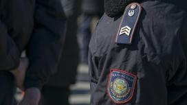 Шеврон и погоны офицера полиции Республики Казахстан