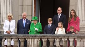 Елизавета II на балконе Букингемского дворца 5 июня с семьей
