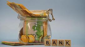 Деньги в баночке и кубики, выстренные в слово "BANK".