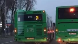 Автобус обгоняет другой автобус в Алматы
