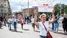 Девушка в белой футболке на протестах в Минске