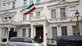 Иранский флаг у посольства Ирана в Лондоне