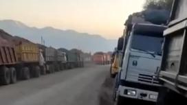 Длинные ряды грузовиков с сахарной свеклой