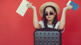 Огорченная девушка в шляпе с билетами, паспортом и чемоданом на красном фоне