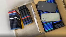 Краденые смартфоны лежат в коробках
