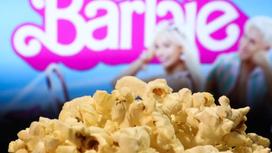 Попкорн на фоне афиши фильма "Барби"