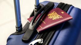 Паспорт лежит на чемодане