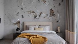 Серо-бежевые обои с изображением птиц на стене в изголовье кровати