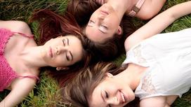 Девушки лежат на газоне