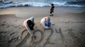 Пляж в секторе Газа в последний день 2023 года
