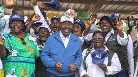 Али Бонго во время предвыборной кампании