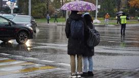 Люди под дождем на улице