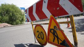 Знак, предупреждающий о ремонтных работах на дороге