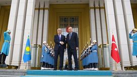 Касым-Жомарт Токаев и Реджеп Тайип Эрдоган жмут друг другу руки