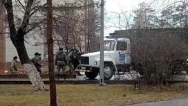 Вывод осужденных из здания суда в Павлодаре