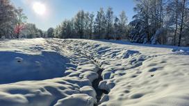 Занесенный снегом и промерзший ручей