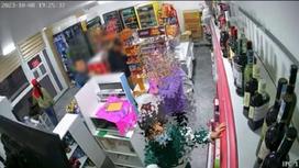 на камеру видеонаблюдения в магазине попали двое подозреваемых