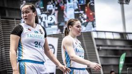 Казахстанские баскетболистки Тамила Жакипова и Ксения Абдурашитова (слева направо)