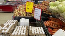 Яйца на прилавке магазина в Атырау