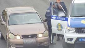 Житель Павлодара садится в полицейскую машину