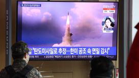 Жители Южной Кореи на вокзале смотрят на запуск ракеты Северной Кореей