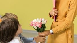Дети дарят цветы учителю